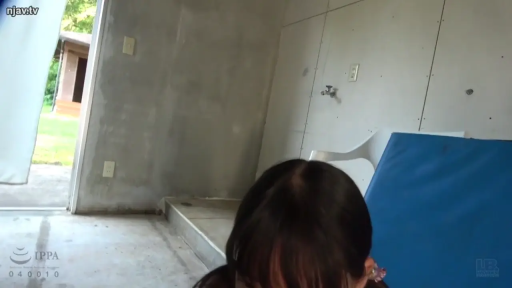 室内 · 蹲姿 · 头部 · 蓝垫子 · 视角受限