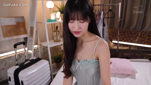 坐姿 · 沉思 · 卧室 · 行李箱 · 中景 · 柔光 · 恬静 · 吊带睡裙