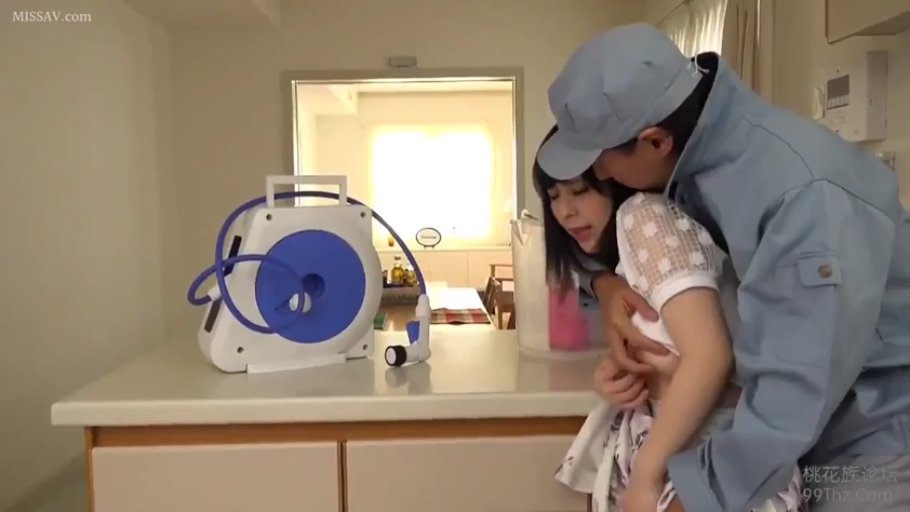 半身裙；男：蓝色工作服