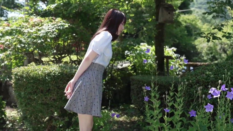 站立 · 平静 · 户外 · 侧脸 · 帽子 · 海边 · 远眺 · 白色帽子