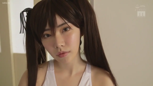 室內 · 臉部特寫 · 注视镜头 · 雙馬尾 · 正面 · 蝴蝶结发饰 · 憂鬱表情 · 白色运动背心