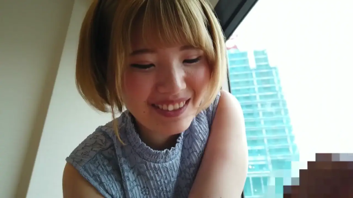 俯身 · 甜美 · 注视 · 特写 · 窗边 · 城市背景 · 蓝色蕾丝上衣