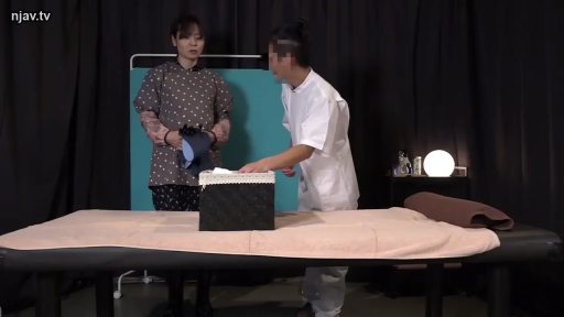 严肃 · 按摩室 · 收纳盒 · 站立 · 全景 · 整理物品 · 剧情角色扮演 · 波点围裙