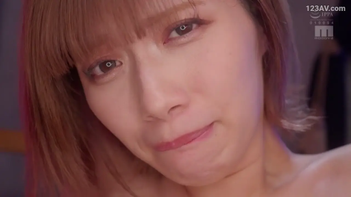 室内 · 脸部特写 · 裸体 · 注视 · 正面 · 亚洲女性 · 撇嘴