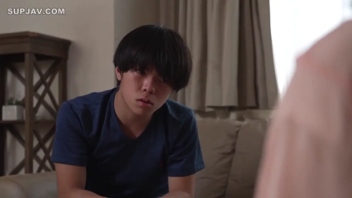 坐姿 · 眼镜 · 愉悦 · 微笑 · 上半身特写 · 短发 · 室内客厅 · 粉色开衫