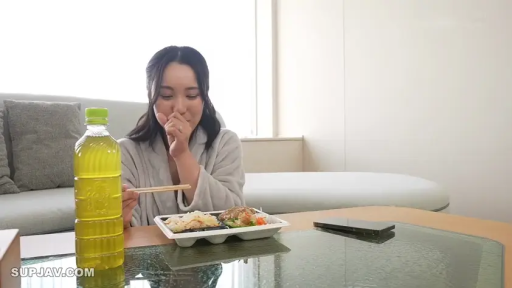 脸部 · 微笑 · 房间 · 凝视 · 门 · 俯视 · 肖像 · 高领衣