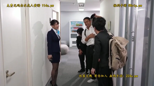 交谈 · 全身 · 站立 · 微笑 · 职业装 · 走廊 · 背包 · 多人剧情