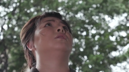 脸部特写 · 休闲装 · 注视 · 户外 · 仰视 · 背景虚化 · 迷茫