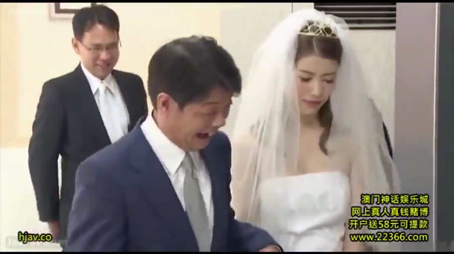婚礼会场 · 浅色领带 · 皇冠 · 中间男人面部表情 · 中间男人张嘴大笑 · 画面右下角有水印广告
