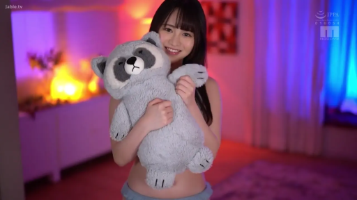 卧室 · 微笑 · 清纯 · 蓝色内裤 · 遮挡胸部 · 非特写 · 浣熊玩偶 · 站立抱物