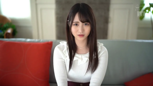 室内 · 坐姿 · 单人 · 注视 · 近景 · 清纯 · 白色针织衫 · 红色抱枕