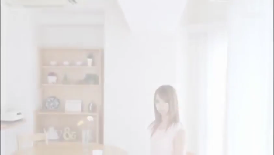 室内 · 站姿 · 微笑 · 白色上衣 · 凝视 · 家具 · 高曝光