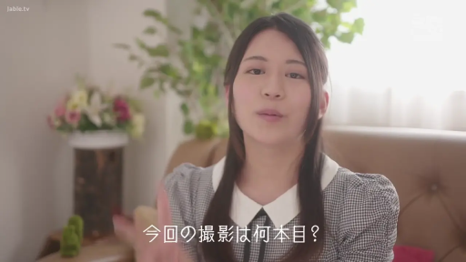 室内 · 访谈行为 · 胸部以上特写 · 室内盆栽 · 格子连衣裙 · 正坐姿势 · 自然表情 · 对话环节