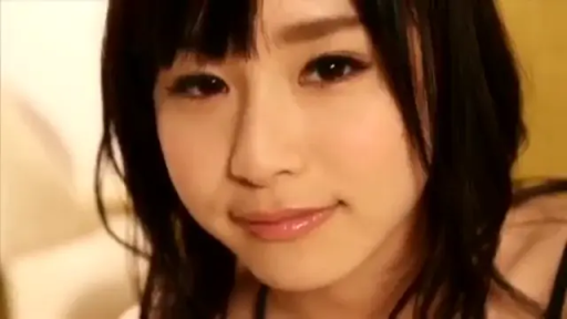 卧室 · 俯卧 · 微笑 · 面部特写 · 吊带 · 凝视镜头 · 黑发