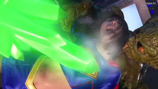 近景 · 摄影棚 · 挣扎 · 绿色晶体道具 · 特摄角色扮演 · 被擒 · 张口惊叫 · 英雄紧身衣