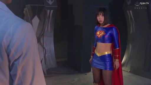 站立 · 微笑 · 手提包 · 街道 · 黑色卫衣 · 吃东西
