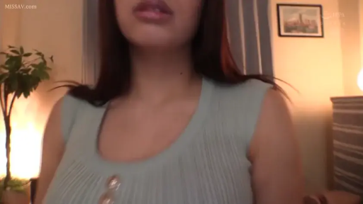 室内 · 座り姿勢 · 胸部のクローズアップ · 巨乳 · 盆栽 · カメラに向かって · ノースリーブニットセーター · 微かに口を開く