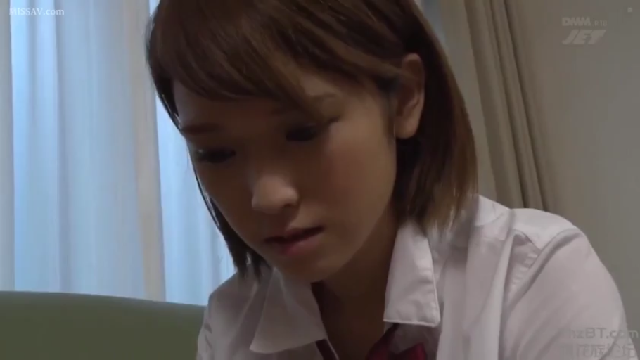 室内 · 忧郁 · 低头 · 白衬衫 · 面部特写 · 观察 · 短发