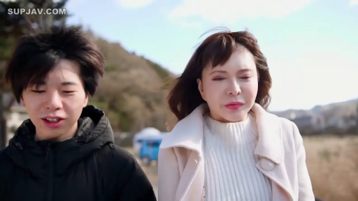 微笑 · 散步 · 街拍 · 头部特写 · 并肩行走 · 白色呢大衣 · 户外郊区