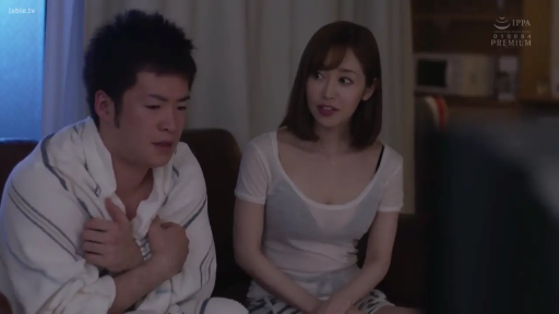 坐姿 · 交谈 · 中景 · 沙发 · 自然 · 客厅 · 剧情 · 居家服