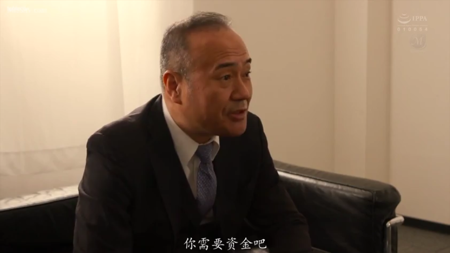 黑框眼镜 · 职场制服 · 并排坐立 · 职业西装套装 · 办公场所 · 坐姿中景 · 严肃交谈 · 正经端庄