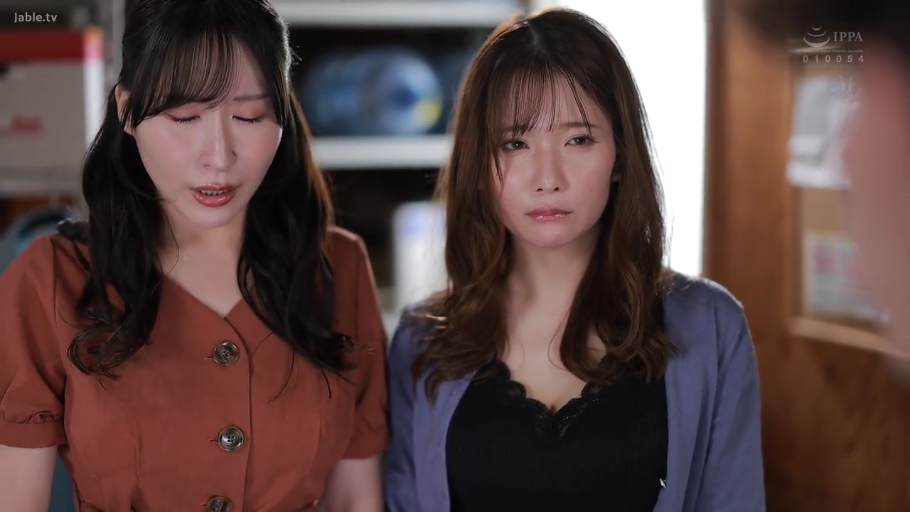 室内 · 严肃 · 站立 · 观察 · 货架 · 连衣裙 · 中景特写 · 双女