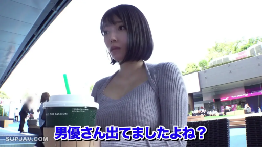 坐姿 · 严肃 · 胸部 · 巨乳 · 接受采访 · 咖啡杯 · 紫色针织衫 · 街头