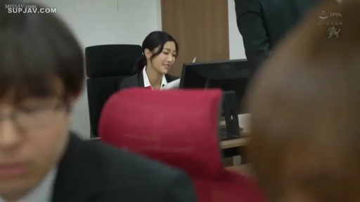 坐姿 · 办公室 · 电脑 · 微笑 · 职业装 · 办公 · 职场OL