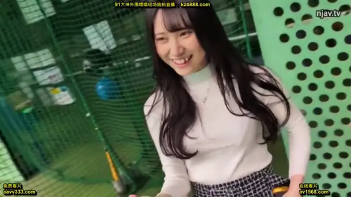 站立 · 半身特写 · 白色高领毛衣 · 黑长直 · 甜美笑容 · 棒球棍 · 微笑互动 · 室内棒球练习场