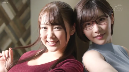 室内 · 眼镜 · 甜美 · 面部特写 · 针织衫 · 双人 · 合影 · 背靠背