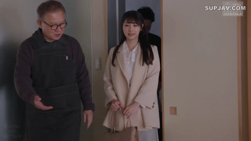 全身 · 站立 · 微笑 · ハンドバッグ · 黑色围裙 · 生活场景 · 邀请 · 玄关门口