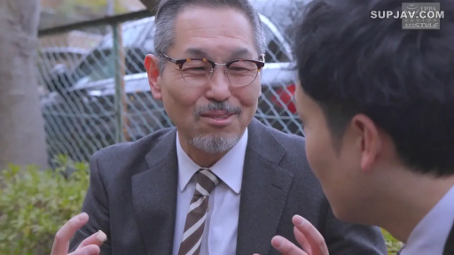 Sitting Posture · Conversation · Glasses · Close-up of the face · Smile · Outdoor · 中年男性 · 西装领带