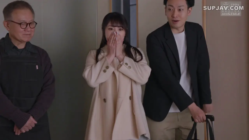 门口 · 站立 · 手提包 · 中景 · 捂嘴 · 驼色大衣 · 震惊 · 三人合照