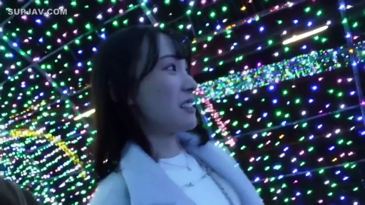 站立 · 项链 · 户外 · 惊讶 · 侧脸 · 霓虹灯 · 观赏 · 毛呢大衣