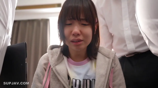 室内 · 坐姿 · 面部 · 多人 · 文件夹 · T恤 · 哭泣 · 悲伤