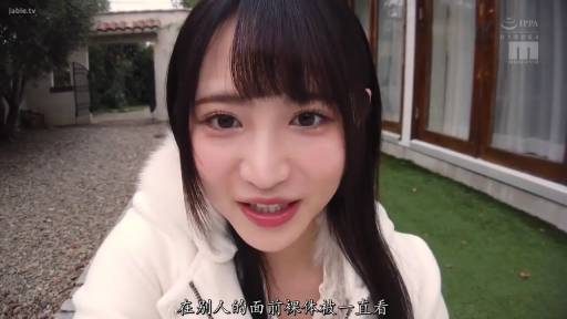 脸部特写 · 微笑 · 对话 · 中文字幕 · 靠近镜头 · 户外庭院 · 白色毛领外套