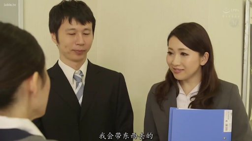 办公室 · 站立 · 中景 · 微笑 · 交流 · 文件夹 · 西装 · 职场