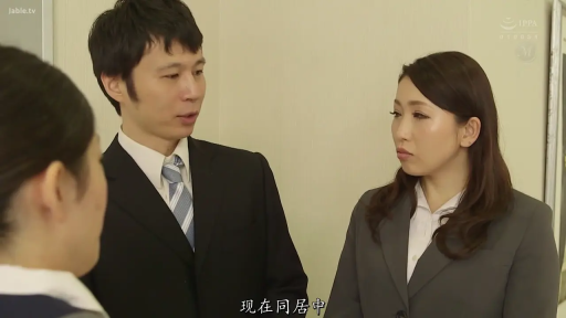 半身 · 职业西装 · 办公室 · 站立 · 领带 · 职场背景 · 表情严肃 · 交流对话