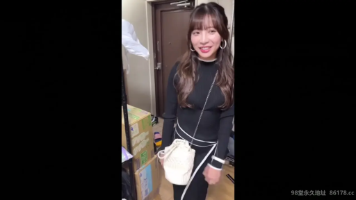 Stand · Smile · Eye contact · 玄关 · 气质美女 · 黑色修身长袖裙 · 白色水桶包