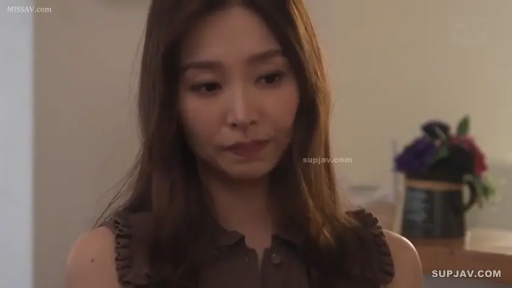 室内 · 面部 · 忧郁 · 盆栽 · 特写 · 凝视 · 棕色无袖上衣 · 正面位