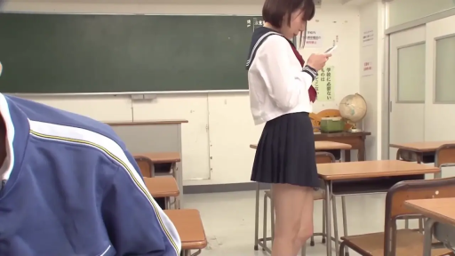 教室 · 站立 · 全景 · 手机 · 水手服 · 校园题材 · 玩手机 · 疑惑