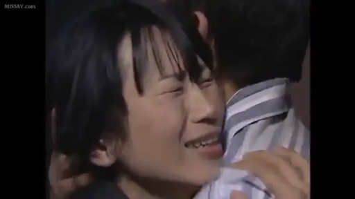 室内 · 顔部のクローズアップ · 抱擁 · プロット · 条纹衫 · 哭泣 · 悲伤