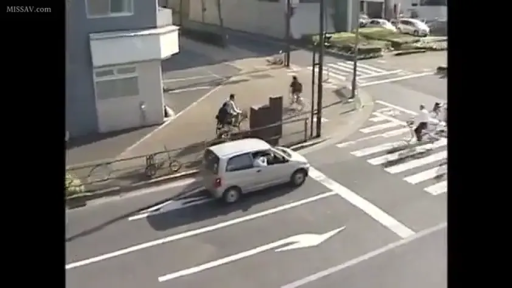 户外 · 汽车 · 城市街道 · 日常便服 · 通勤 · 远景俯拍 · 骑行