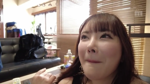 Indoor · Close-up of the face · 对话 · Sit properly. · 首饰 · 惊讶 · 黑衣