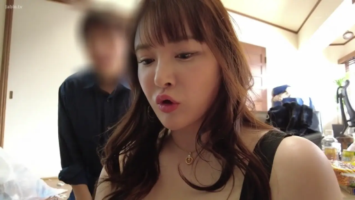 客厅 · 脸部 · 惊讶 · 背景人物 · 吹气 · 前倾 · 棕色长发 · 低胸背心