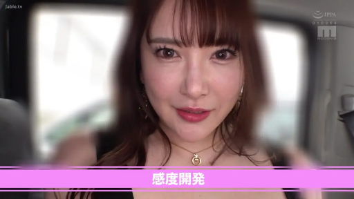 项链 · 面部特写 · 注视 · 车内 · 文字水印 · 黑色吊带 · 含蓄微笑 · 正面直视