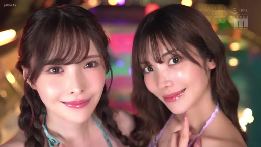 甜美 · 比基尼 · 面部特写 · 看向镜头 · 两人 · 并肩 · 泳池旁