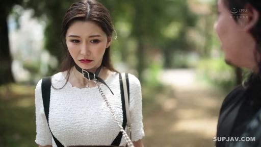 委屈 · 站立 · 半身 · 白色上衣 · 公园 · 项圈 · 牵引 · 主仆