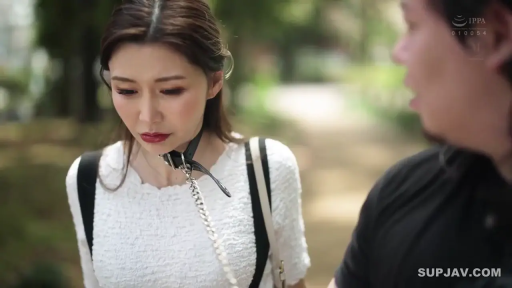 面部 · 站立 · 白色上衣 · 户外 · 项圈 · 屈从 · 主奴 · 牵引行走