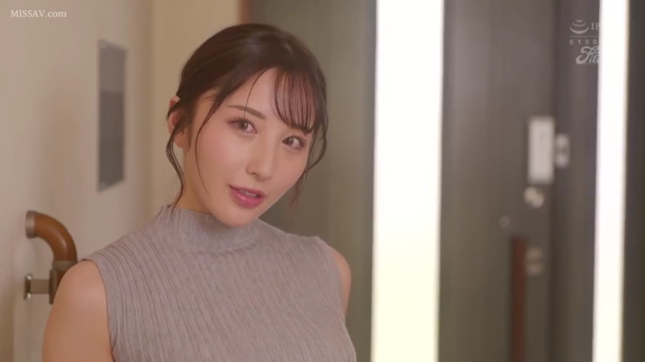 站立 · 微笑 · 面部特写 · 凝视镜头 · 室内玄关 · 中长发 · 灰色无袖高领针织衫